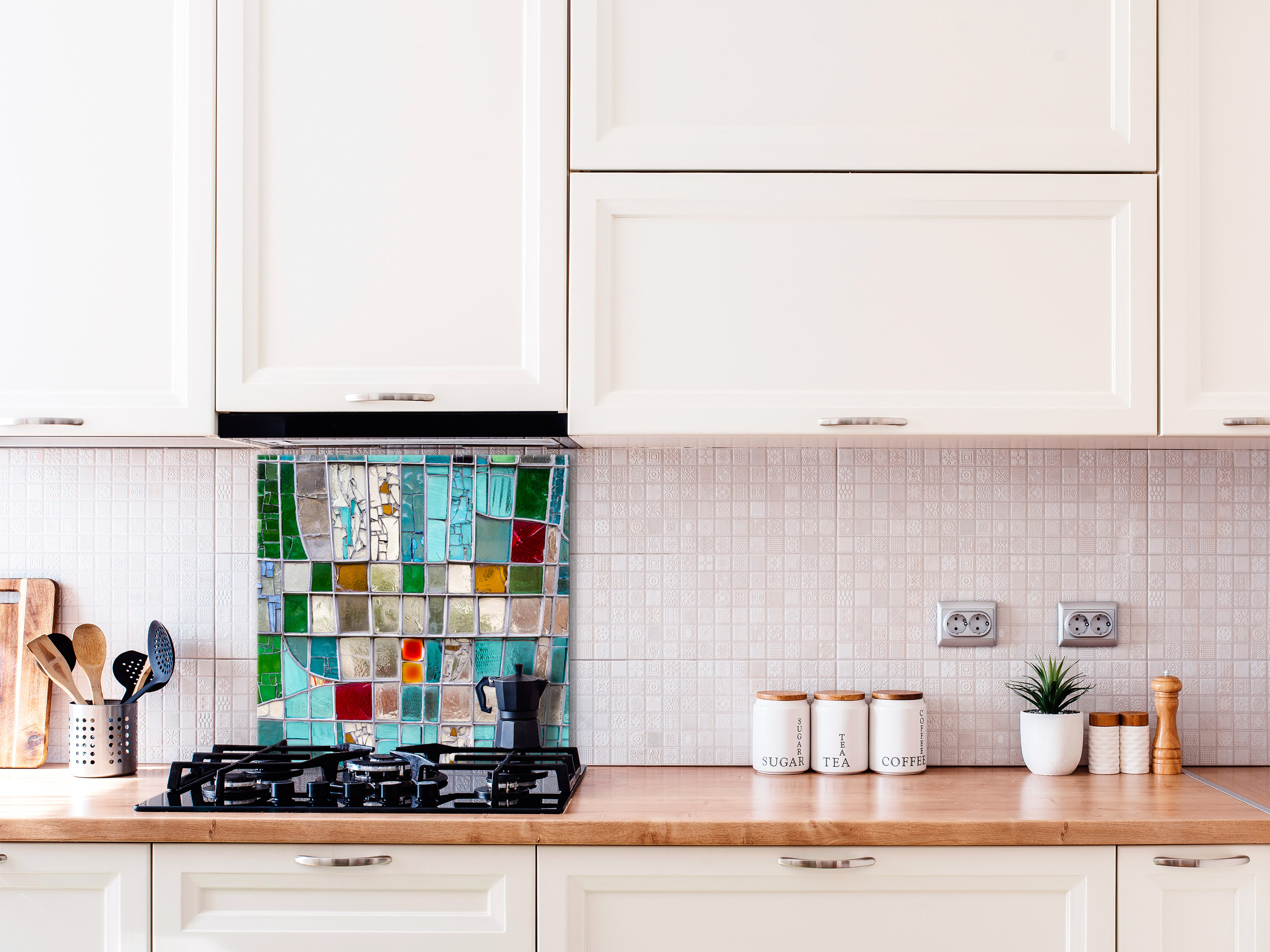 Fond de Hotte Sophistiqué en Verre Trempé Design aux Courbes Dorées